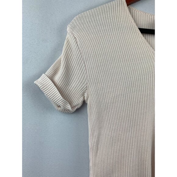 Ribbed Short-Sleeve V-Neck Beige Top With Pearl Button Detail - Picture 3 of 5